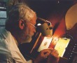 Zygmunt K. Jagodzński, kierownik pracowni znak&oacute;w wodnych PWPW SA przy rzeźbie portretowej w wosku (&bdquo;Człowiek i dokumenty&rdquo; nr 2/2006)